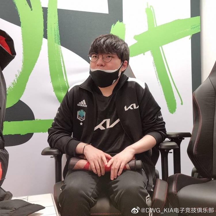 开云体育入口-MAD血洗SHR,Bin关键团战开团秒人焦点之战八强赛,强势挺进下一轮