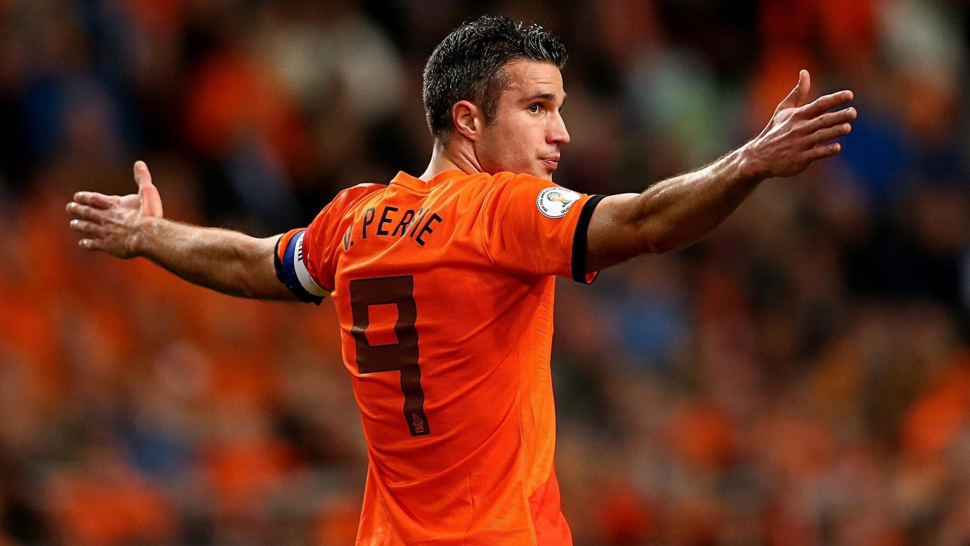 绿茵与引擎的狂想曲，当加克波在F1街道赛接管丹麦与马里的巅峰对决